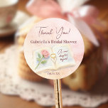 New Chapter Pink Storybookブライダルシャワー有難う ラウンドシール<br><div class="desc">このよ感謝していり可愛いステッカーでブライダルシャワーのお客さん。ハート型の影を形成する開いたページにバラと金ゴールド婚約リングをバランスさせた開いた本の赤面ピンクと桃の色の水色を特徴とするかわいいストーリーブックデザイン独身の。ブックキャプショ読ン：新しい章が始まる！ステッカーには彼女の名書前と日付けエレガントの空間とスクリプトのレタリングで感謝の言葉がある。完璧なメッセージカード!</div>
