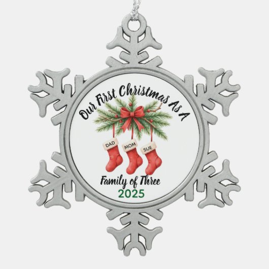 New Family of 3 First Christmas Keepsake 2025  スノーフレークピューターオーナメント (正面)