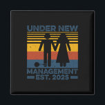 New Management Est 2025のGrooの下結婚のヴィンテージ マグネット<br><div class="desc">ヴィンテージの新しい管理の下でEst 2025の結婚新郎新婦</div>