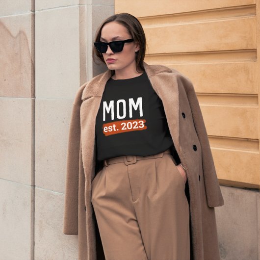 New Mom - est.2020 Tシャツ