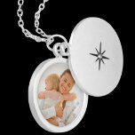 New Mom First Mother's DayベビーとMom Photo シルバープレートネックレス<br><div class="desc">New Mom First Mother's DayベビーとMom Photo Locket Necklaceこれは最初の母親の日のための完璧な新しいパーソナライズされたmom andベビー写真の丸いロッケットネックレスギフトである。これは新しい素晴らしママのためのロッケの贈り物と新しい生まれベビー写真は全てのベビーとママのための。このロケパーソナライズされたットは完全に、それはあなたが簡単にあなたのベビーとママの写真を変更することができ、また、あなたの要件に従ってあなたのテキストと年を変更できることを意味する。</div>