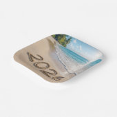 New Year 2026 Text On a Tropical Beach ペーパープレート (傾斜あり)