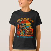 New Year Old Me Funny Cat Retro Lazy Meme Gift  Tシャツ (正面)