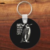 New Year Same Baka Life Penguin Joke Sarcastic Mem キーホルダー (正面)