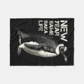 New Year Same Baka Life Penguin Joke Sarcastic Mem フリースブランケット (正面(横))