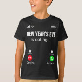 New Years Eve Is Calling Funny Happy New Year 2026 Tシャツ (正面)