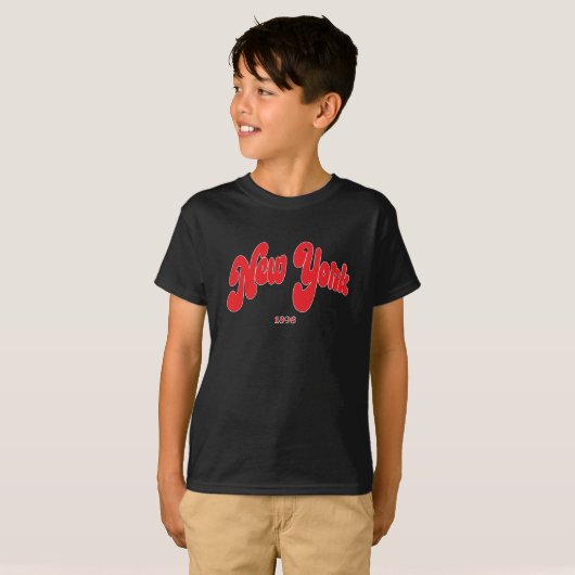 New-York 1898 Red Logo Typography Black  Tシャツ (正面フル)