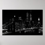 New York City at Night Poster ポスター<br><div class="desc">Black & White Brooklyn Bridge and Manhattan Skyscrapers Poster</div>