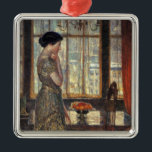 New York Window in Winter (by Childe Hasssam) メタルオーナメント<br><div class="desc">このデザインは、アメリカの印象派の画家、チルド・ハサム（1859年～1935年）のオリジナルのアートワークを特集している。ニューヨークのヴィンテージアパートエレガントのダイニングルームで美しい若い女性を描く。その女性は黄金のドレスを着て、髪は黒い。カーテンは描窓から建物や街の通りを見ることができる。女性の後ろのテーブルにフルーツボウルがある。オリジナルのアートワークは1919絵を描年にChilde Hasssamによった。</div>