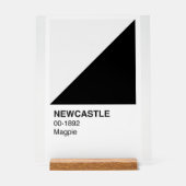 Newcastle Magpie – 白い背景 アクリルサイン (正面)