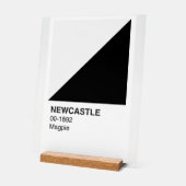 Newcastle Magpie – 白い背景 アクリルサイン (傾斜)