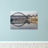 Newcastle Quayside & the Tyne Bridge キャンバスプリント (インサイチュ (ウッドフロア))