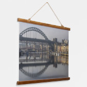 Newcastle Quayside & the Tyne Bridge 吊り下げ型タペストリー (傾斜あり)