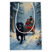 Newfoundland Dog Snowy Sleigh Ride Christmas ミディアムペーパーバッグ (正面)