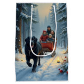 Newfoundland Dog Snowy Sleigh Ride Christmas ミディアムペーパーバッグ (裏面)