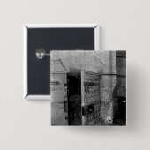 Newgateの刑務所へのドア 缶バッジ (正面&裏面)