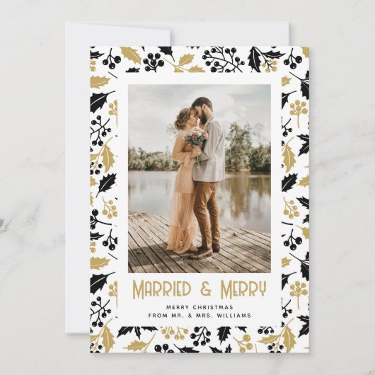 Newlywed Black Gold Holly Berries Photo Christmas シーズンカード (正面)