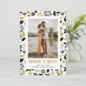 Newlywed Black Gold Holly Berries Photo Christmas シーズンカード (スタンド正面)