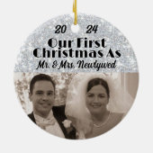 Newlywedsの初めてのクリスマスが写真をパーソナライズ セラミックオーナメント (裏面)
