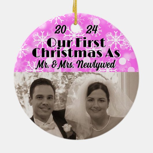 Newlywedsの初めてのクリスマスが写真をパーソナライズ セラミックオーナメント (裏面)