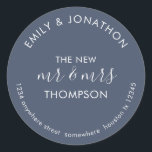 Newlyweds戻り名住所Dusty Navy Blue ラウンドシール<br><div class="desc">新婚リターンネームアドレスDusty Navy Blue>あなたの名前が上に曲がりモダン、あなたの差出人住所が下に曲がり、中央に文字を持つ完全にカスタマイズ可能なタイポグラフィデザインThe New Mr and Mrs. And Your name 結婚した on a dusty navy blue background.すべての文字は簡単にパーソナライズされたできる。また、背景と文字の色を変更して、希望の結婚テーマに合わもしせるオプションをカスタマイズ使用できます。このもしデザインのカスタマイズに関するサポートが必要な場合は、メッセージを表示する。</div>