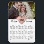 Newlyweds結婚式の引き出物2019カレンダー写真 マグネット<br><div class="desc">名前と金ゴールドハート付きフォトカレンダー磁石。クリスマス素晴らしと結婚式の引き出物のために。</div>