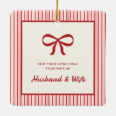 Newlyweds Red Bow Keepsake First Christmas Married セラミックオーナメント (裏面)