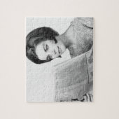 Newpaperを読んでいる女性 ジグソーパズル (縦)