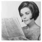 Newpaperを読んでいる女性 タイル (正面)