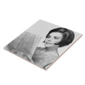 Newpaperを読んでいる女性 タイル (側面)