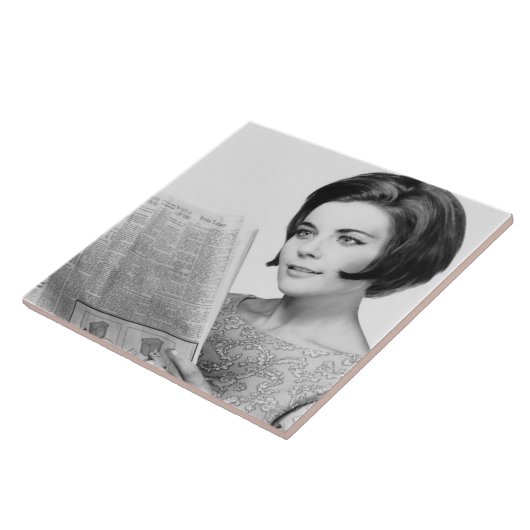 Newpaperを読んでいる女性 タイル (側面)