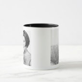 Newpaperを読んでいる女性 マグカップ (中央)