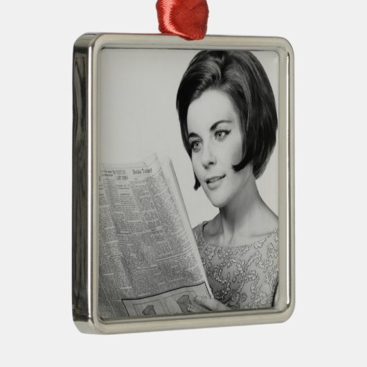 Newpaperを読んでいる女性 メタルオーナメント (右)