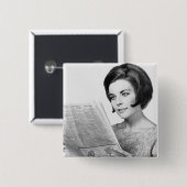 Newpaperを読んでいる女性 缶バッジ (正面&裏面)