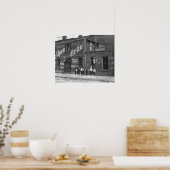 Newsboys Outside a Saloon, 1910.ヴィンテージ写真 ポスター (キッチン)