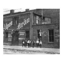 Newsboys Outside a Saloon, 1910.ヴィンテージ写真