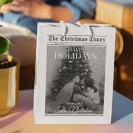 Newspaper What A Year Black White Photo Christmas ミディアムペーパーバッグ