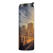 NEWT SCAMANDER™ in Distroyed建物 タンブラー (回転左)