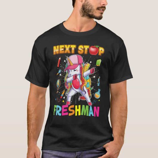 Next Stop Freshman Dabbing Unicorn Teacher Student Tシャツ (正面)