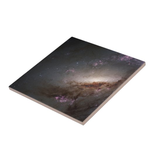 Ngc 4258強烈な星形成を受けている。 タイル (側面)