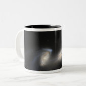 NGC 4676、別名ネズミ銀河系 ツートーンマグカップ (正面左)