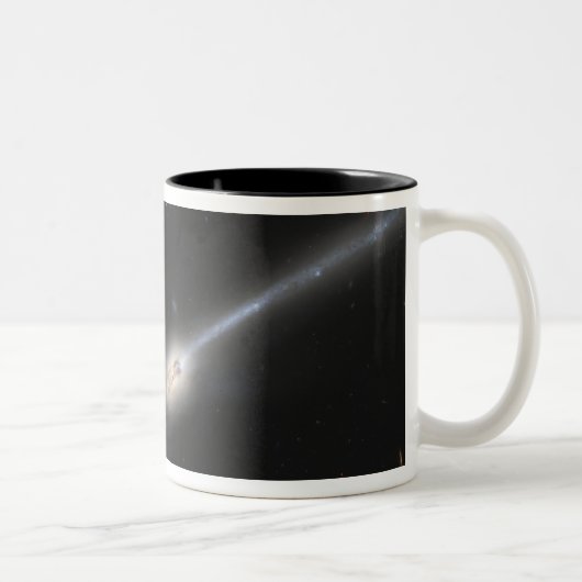 NGC 4676、別名ネズミ銀河系 ツートーンマグカップ (右)