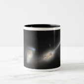 NGC 4676、別名ネズミ銀河系 ツートーンマグカップ (中央)