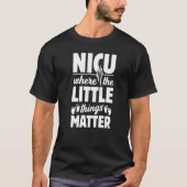 NICUここで小さなことかわいいなnicuナースAp Tシャツ (正面)