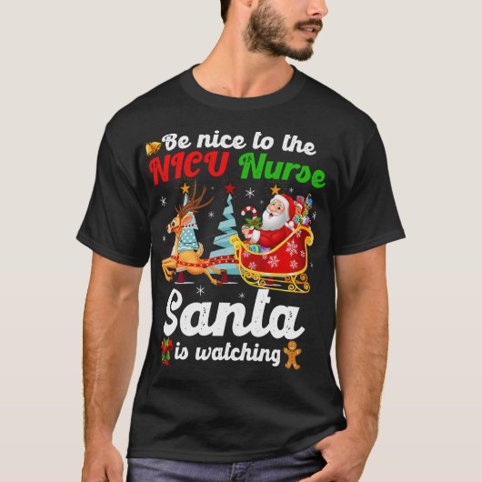 NicuのナースSantaがクリスマスを見ている Tシャツ (正面)