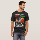 NicuのナースSantaがクリスマスを見ている Tシャツ (正面フル)