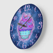 Niedlicher blau/rosa Cupcake mit rosa Herzchen ラージ壁時計 (傾斜)