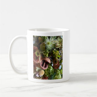 Nigella, Chrysanthemum, and Berries Floral Design コーヒーマグカップ