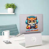 Night Owl Gamer Mascot Fun Gaming Illustration シール (デスク上のノートパソコン)