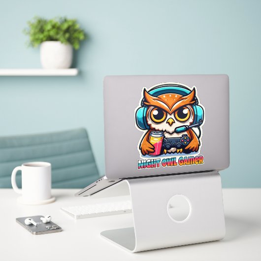 Night Owl Gamer Mascot Fun Gaming Illustration シール (デスク上のノートパソコン)
